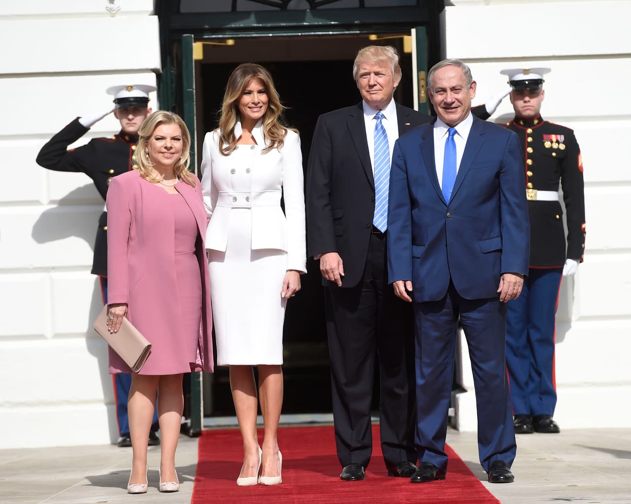 Vestido: 
<b>Karl Lagerfeld.</b> Valor: modelo similar de la colección Limited Edition, 
<b><a href="http://www.karl.com/us/dress_cod34694191sm.html#dept=krldrsss">$ 1,095</a></b>
<br>
<br>
<b>Febrero 15:</b> Una de las primeras visitas oficiales que recibió en la Casa Blanca el presidente Donald Trump y su esposa Melania fue la del primer minsitro de Israel, Benjamin Netanyahu y su esposa Sara Netanyahu.