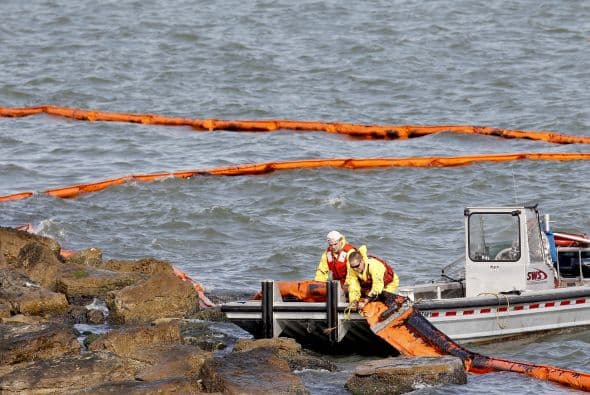 Continúan las labores de limpieza tras derrame de petróleo
