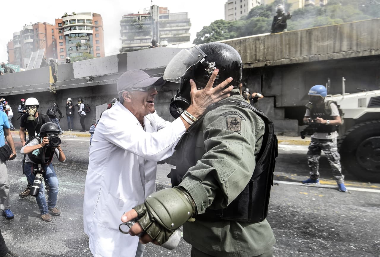 En Caracas, una protesta de médicos y enfermera fue reprimida por los cuerpos de seguridad.