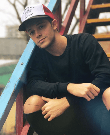 Es conocido por sus actuaciones como Federico en la telenovela argentina
<b>Violetta</b>. Sin embargo, alcanzó la fama como protagonista de la serie
<b>Soy Luna</b> interpretando a Matteo.
<br>