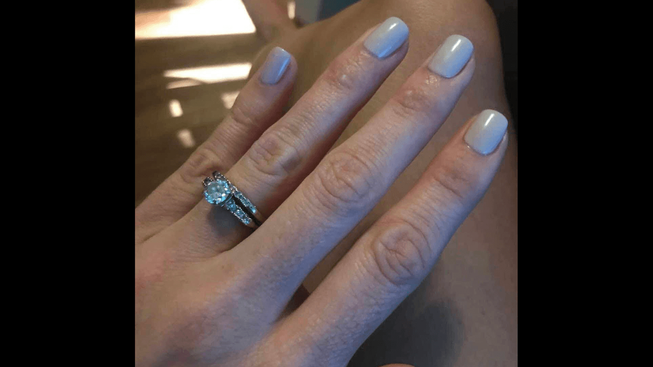 Mujer perdió un anillo de bodas en el océano: un extraño bajó a buscarlo luego que su pedido de ayuda se hizo viral
