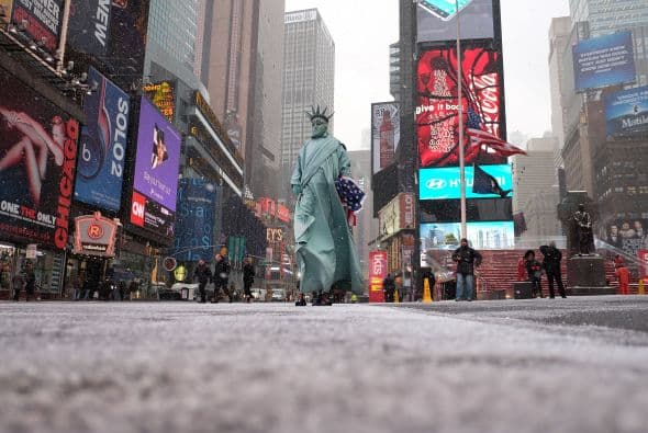 La ciudad que nunca duerme, hoy es azotada por una tormenta que no sólo la ha paralizado, sino que ha dejado a miles varados en aeropuertos nacionales e internacionales. Impresionantes las estampas de #NuevaYork el 26 de enero de 2015, una día para la historia de la 'Gran Manzana'