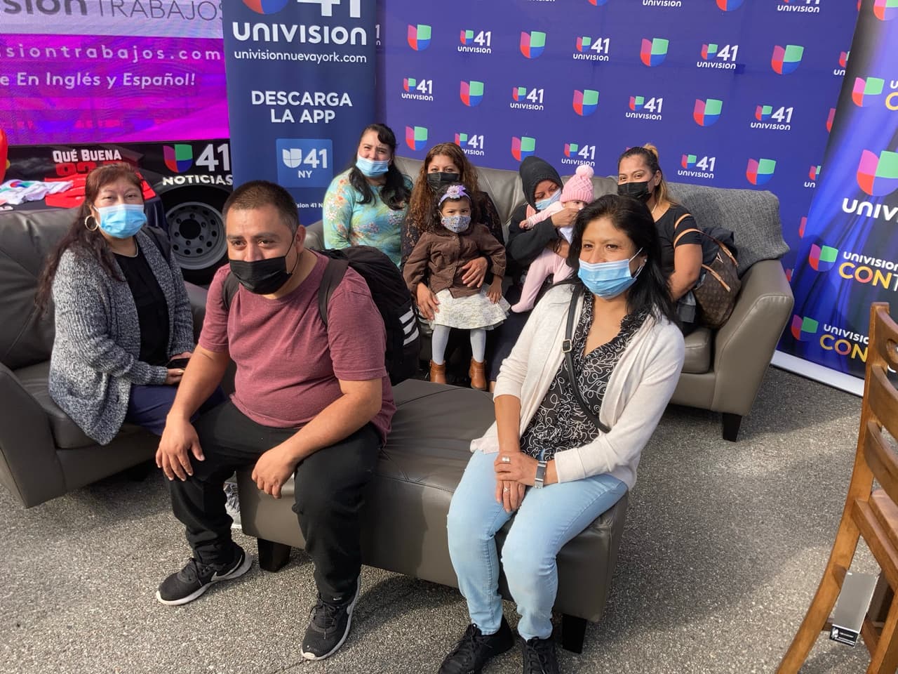 Diez familias que se vieron afectadas por el paso del huracán Ida por la ciudad de Nueva York recibieron un juego de sala o un juego de comedor gracias a un esfuerzo de Univision Nueva York junto a Caridades Católicas de Brooklyn y Queens.