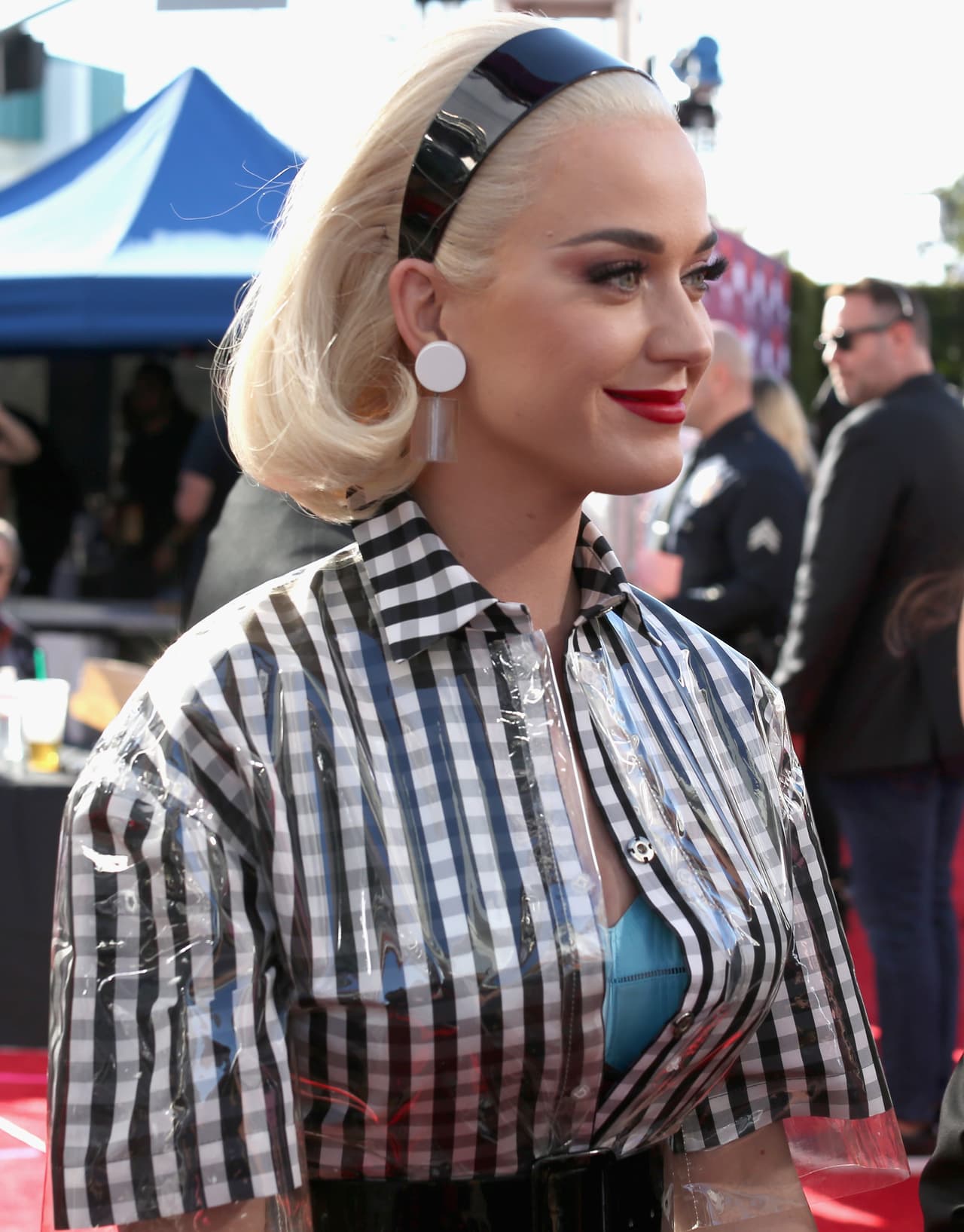 La 
<b><a href="https://www.univision.com/radio/radio-nacional/con-amor-de-cumpleanos-y-hasta-con-anillo-de-compromiso-asi-fue-el-san-valentin-de-algunos-famosos-fotos" target="_blank">recién comprometida Katy Perry</a></b> estuvo entre los invitados a esta fiesta de iHeart Music 2019.