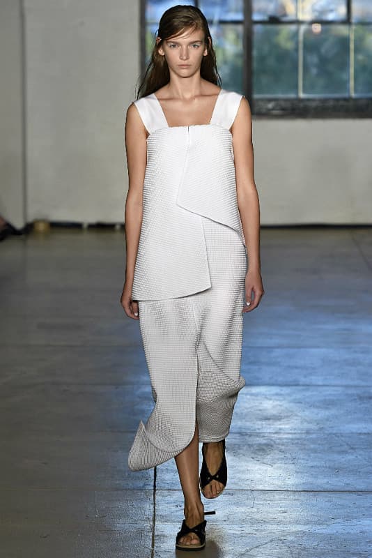 La diseñadora chilena sintetiza los códigos de feminidad en su colección SS16 ZERO + MARIA CORNEJO