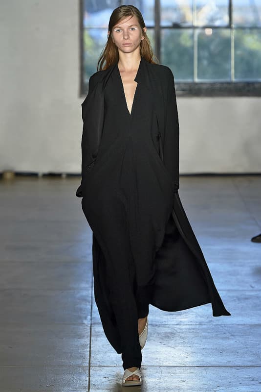 La diseñadora chilena sintetiza los códigos de feminidad en su colección SS16 ZERO + MARIA CORNEJO