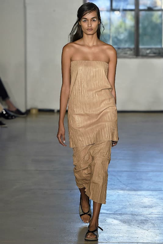 La diseñadora chilena sintetiza los códigos de feminidad en su colección SS16 ZERO + MARIA CORNEJO