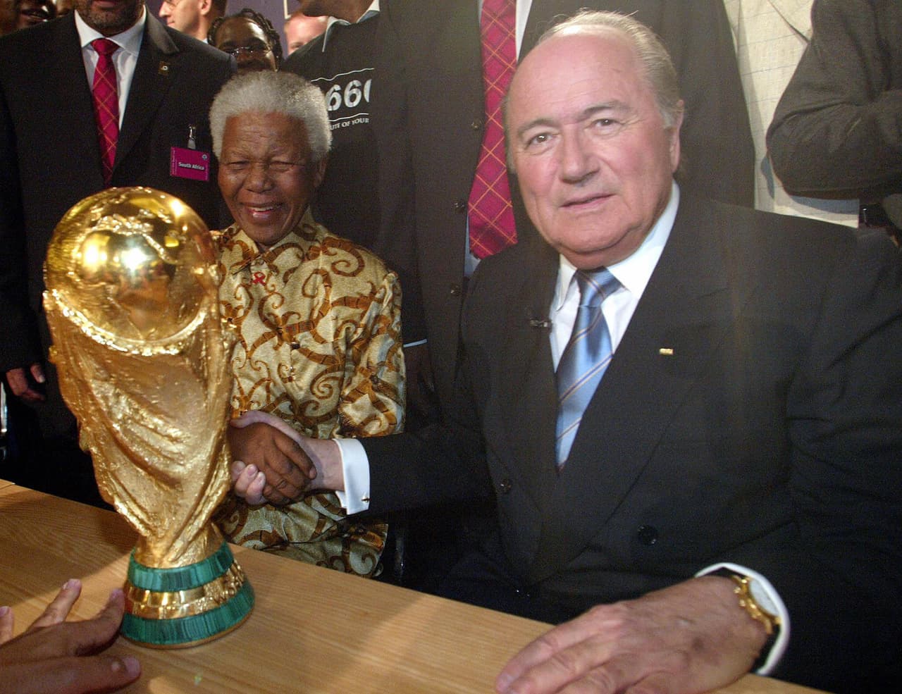 En el 2010 la suerte le sonreía a Sudáfrica y Blatter cumplía su compromiso de llevar un Mundial a tierras africanas. El país africano y todo el continente celebraban su copa, mientras que Blatter ganaba adeptos a futuro con esta decisión.