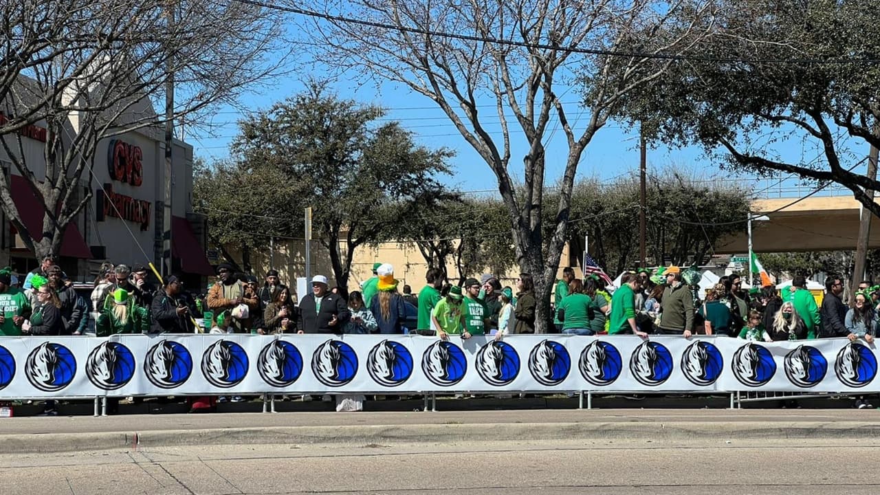Los asistentes visten de verde para
<b>evitar ser pellizcados</b> por otros durante el festejo, ya que así lo marca la tradición.