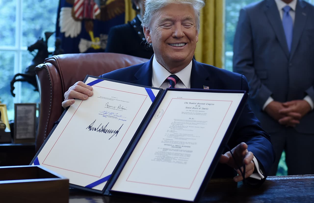 La principal diferencia de ese plan con el Acta HEALS recae en el incentivo por cada dependiente declarado. El Acta HEROES plantea elevar ese pago adicional de $500 a $1,200 para un máximo de tres dependientes, lo que se podría traducir en un cheque único de hasta $6,000 para una pareja casada con tres hijos, de acuerdo con la
<a href="https://appropriations.house.gov/sites/democrats.appropriations.house.gov/files/documents/Heroes%20Act%20One%20Pager.pdf" target="_blank">ficha de datos de la propuesta</a>.