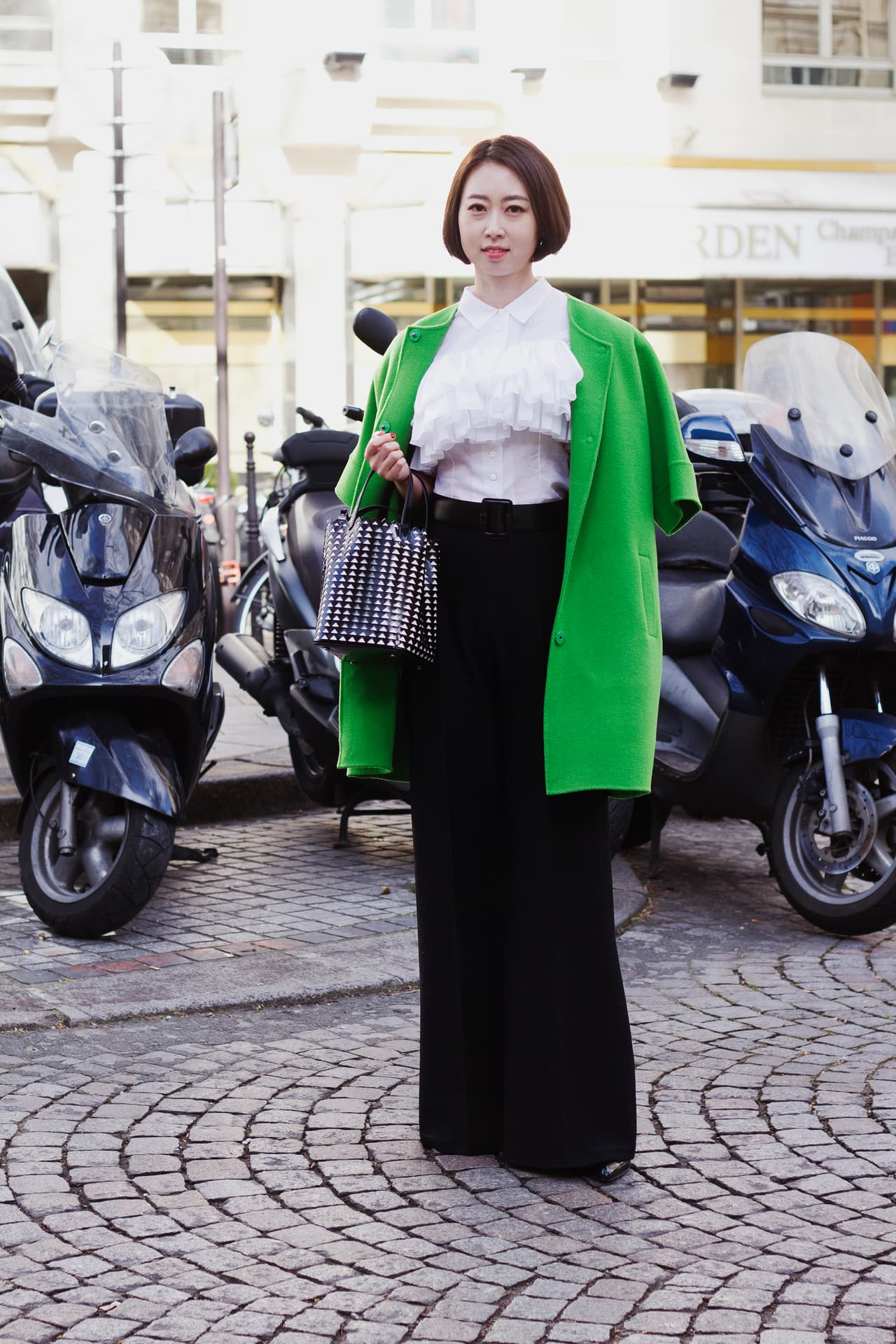 11. Un traje convencional se puede hacer más trendy con solo elegir un abrigo poco tradicional. No temas a que muera la tendencia pronto y te quedes sin poder ponértelo, un abrigo de color tiene mucha vida si lo llevas informal con jeans o con tenis.