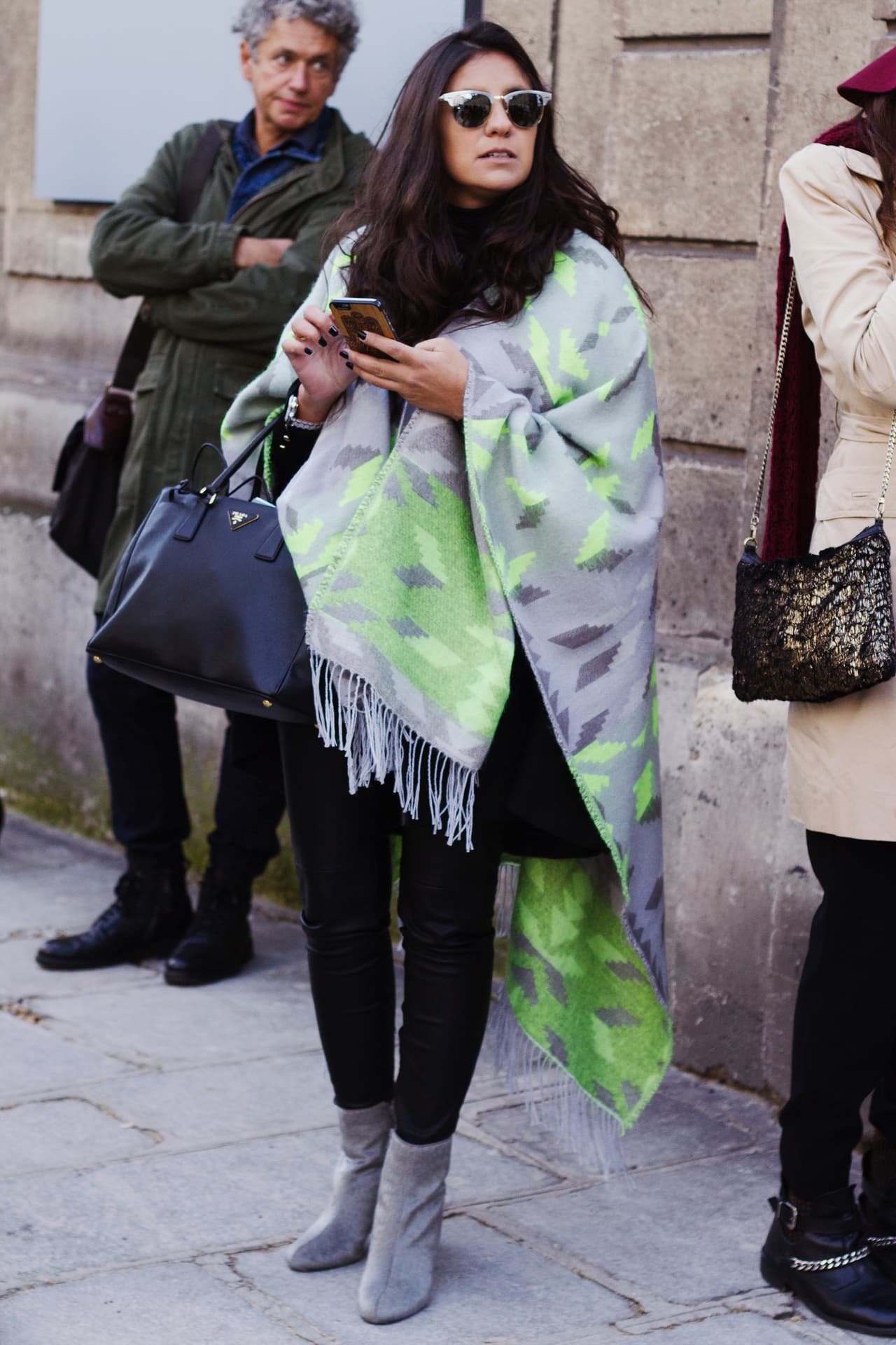 10. Las ruanas tan importantes en la primavera pasada ahora se hacen eléctricas y de doble faz.