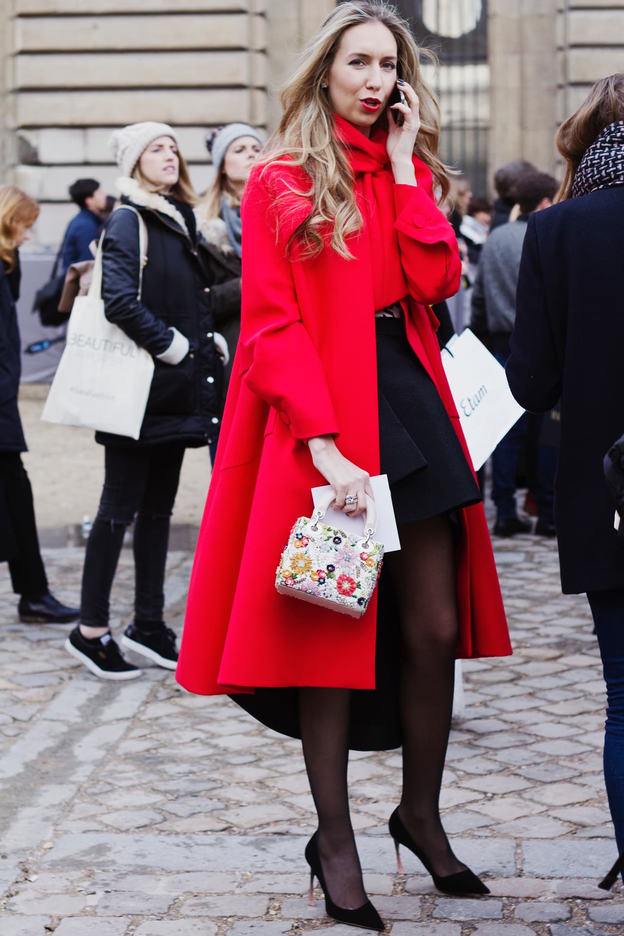 12. Sé clásica y combina rojo y negro para ser la más elegante en estas últimas semanas que nos llevan a la primavera.