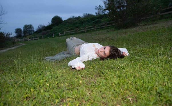 Ivanna debuta con “Mis Ventanas”, un EP íntimo que presenta una nueva voz femenina del pop