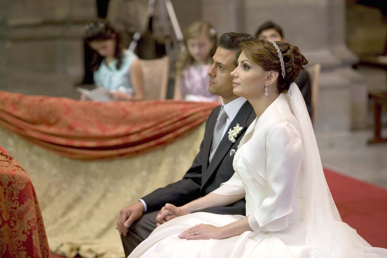 Desde este momento revivieron los rumores que afirmaban, contrario a lo que había declarado 'La Gaviota', que la boda por la iglesia católica con José Alberto 'El Güero' Castro sí era válida y, por lo tanto, la celebrada con Enrique Peña Nieto no tuvo valor sacramental.