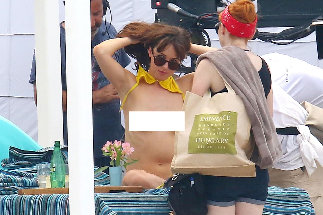 Dakota se tuvo que quitar la parte superior de su bikini para hacer una escena.