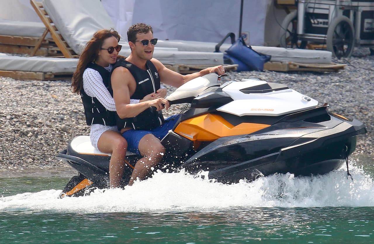 Después del trabajo los colegas se divirtieron en una moto acuática.