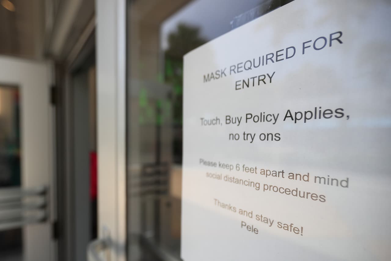 En esta imagen se puede observar otro letrero de un negocio en Miami Beach con las políticas para que las personas puedan ingresar. Este en particular indica que no se puede probar la ropa y lo que se toque hay que comprarlo. 
<br>