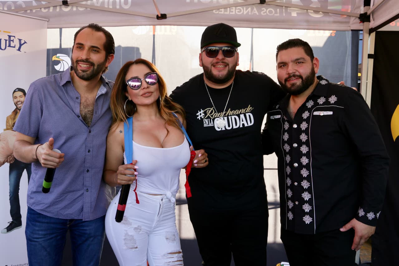 <b>El Compa Ivan</b>,
<b>La Bronca</b>,
<b>El Fantasma</b> y
<b>El Tambochi</b> se fueorn a las calles de Los Ángeles a regalar mochilas.