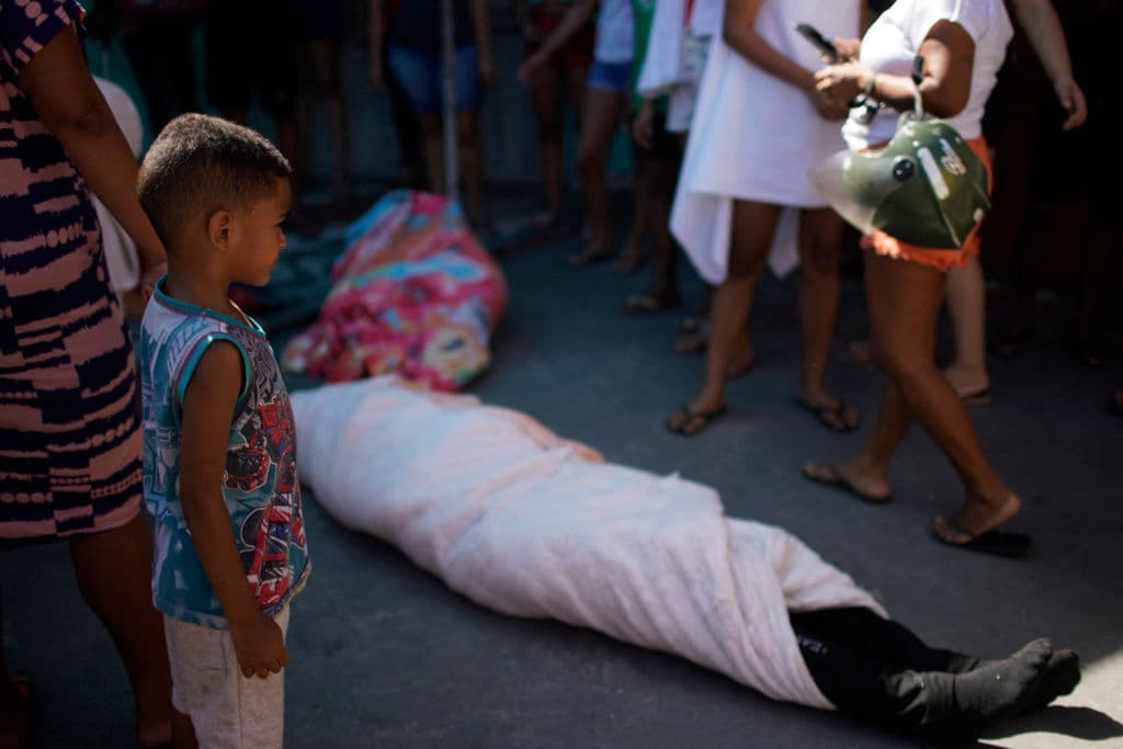 16 "sospechosos" de pertenecer a organizaciones criminales, una vecina del lugar, de 50 años, y un uniformado de 38, fallecieron durante la operación, que finalizó el jueves por la tarde, afirmó un portavoz de la Policía Civil en una rueda de prensa, citado por la agencia AFP.