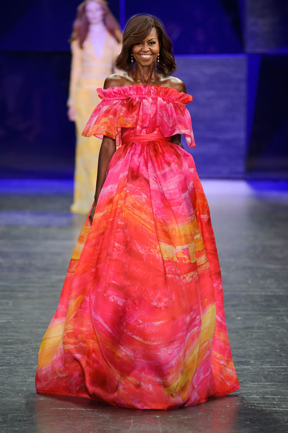 Dramatismo y colores intensos como el fucsia y el amarillo se conjugaron en esta colección que alardeó de telas diseñadas por el mismo Naeem Khan. Sin embargo, aunque Michelle Obama no tiene miedo de usar colores, su predilección por esta casa siempre ha sido con sus trajes más sobrios y en tonos blancos y crema. Como ese emblemático que usó en 2009 cuando homenajeó al presidente indio con un deslumbrante vestido de brillantes de Khan. /Imaxtree