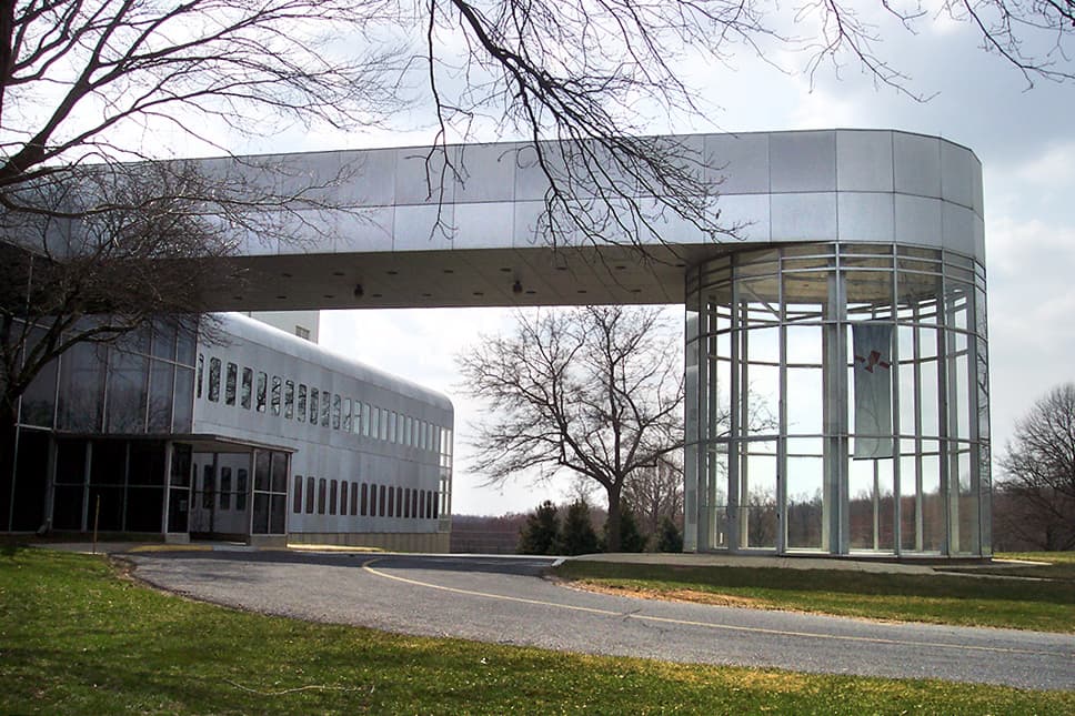 En los ultimos años había diseñado una obra para su provincia natal: el Centro Cívico de Tucumán en la ciudad de Los Pocitos que remplazará a la casa de gobierno provincial. En la fotografía, el exterior de los laboratorios de Comsat, en Herndon, Virginia.