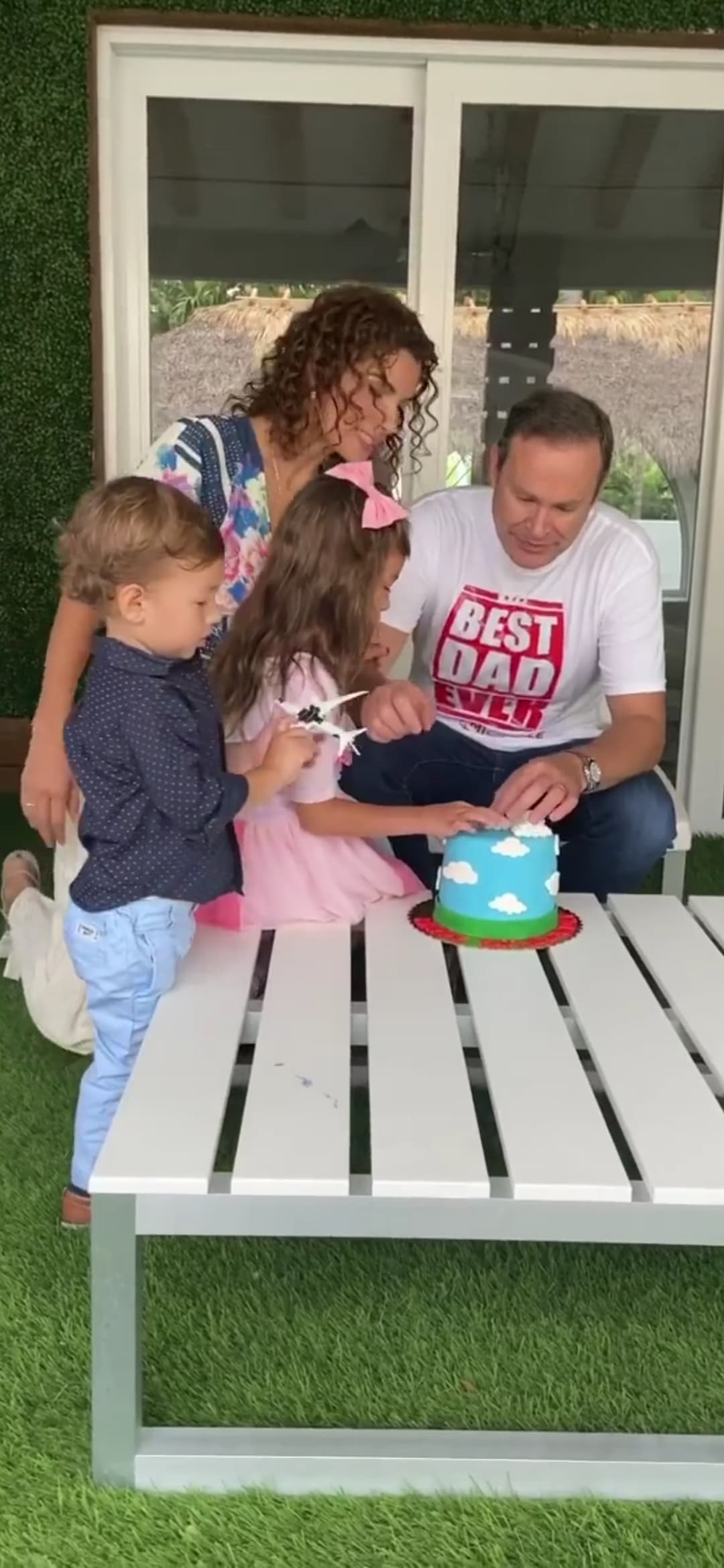 Sus pequeños fueron cómplices de su mami Cristy para sorprender a Alan con el pastel.