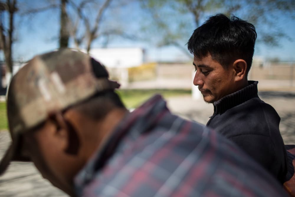 Héctor y Freddy, dos hondureños de 35 y 33 años, toman un refresco en el patio exterior de la Casa del Migrante. Llegaron esta mañana desde Monterrey a Ciudad Juárez escondidos en un tren de mercancías. En su viaje de sur al norte de México, se montaron a La Bestia, la línea ferroviaria conocida por su peligrosidad.