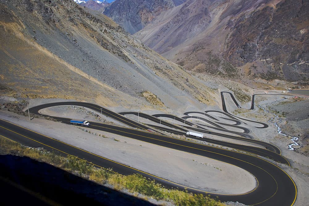 <b>El Caracol (Chile / Argentina) </b>
<br>En plena cordillera andina está la llamada Ruta Caracol, un trazado que destaca por su continua sucesión de curvas (sobre todo en la vertiente chilena) con una continua circulación de camiones de gran tonelaje. La ascensión al puerto, nevado durante gran parte del año, es un ejercicio de paciencia, ya que los camiones circulan a poca velocidad y las curvas hacen difíciles los adelantamientos.