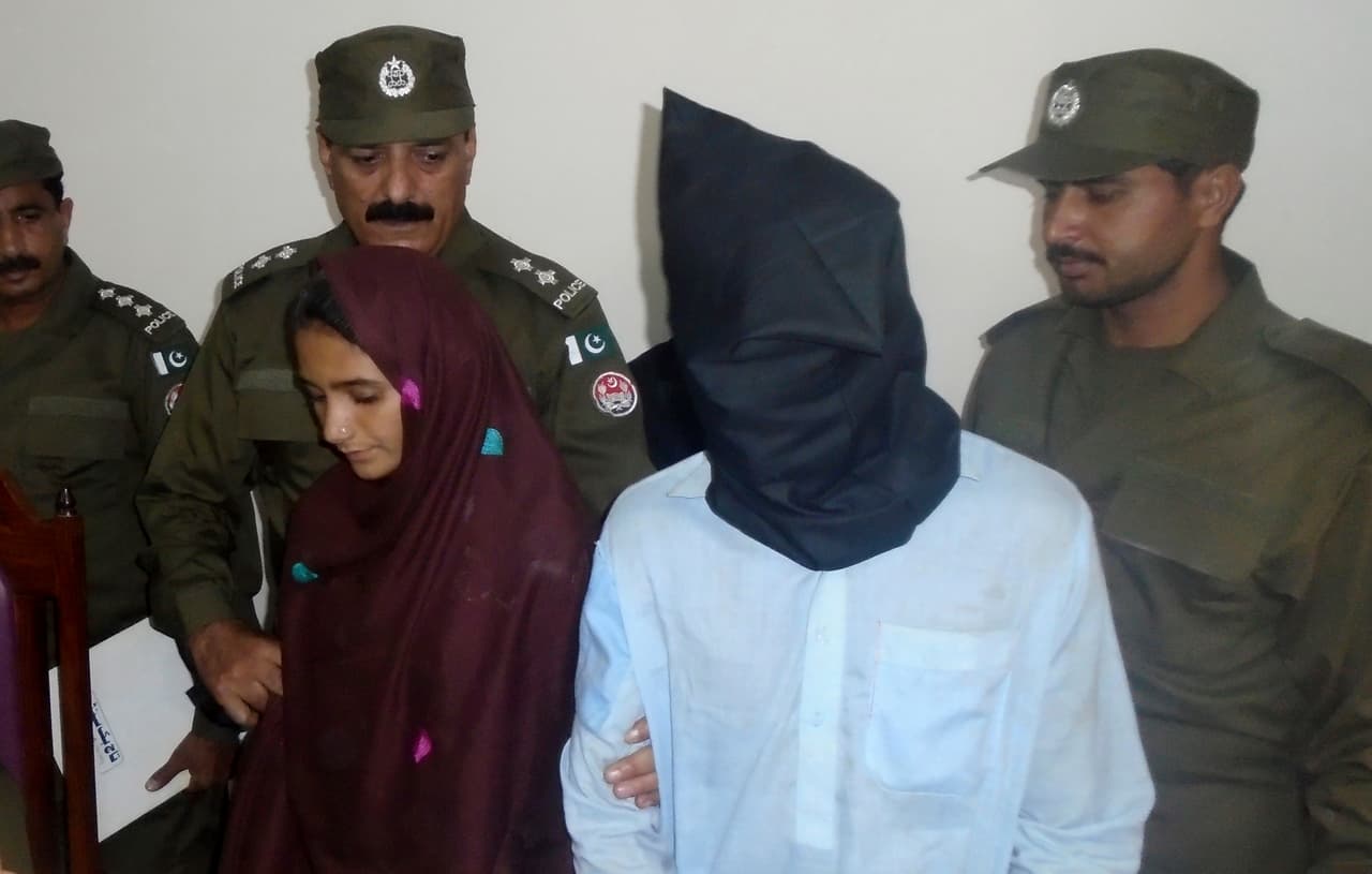 Aasia Bibi, de 21 años, y su novio, Shahid Lashari, en la estación de policía de Muzaffargarh en Pakistán. Bibi está bajo cargos de asesinato después de que supuestamente envenenara leche que mató a 17 personas con el objetivo de 'escapar' de un matrimonio arreglado.