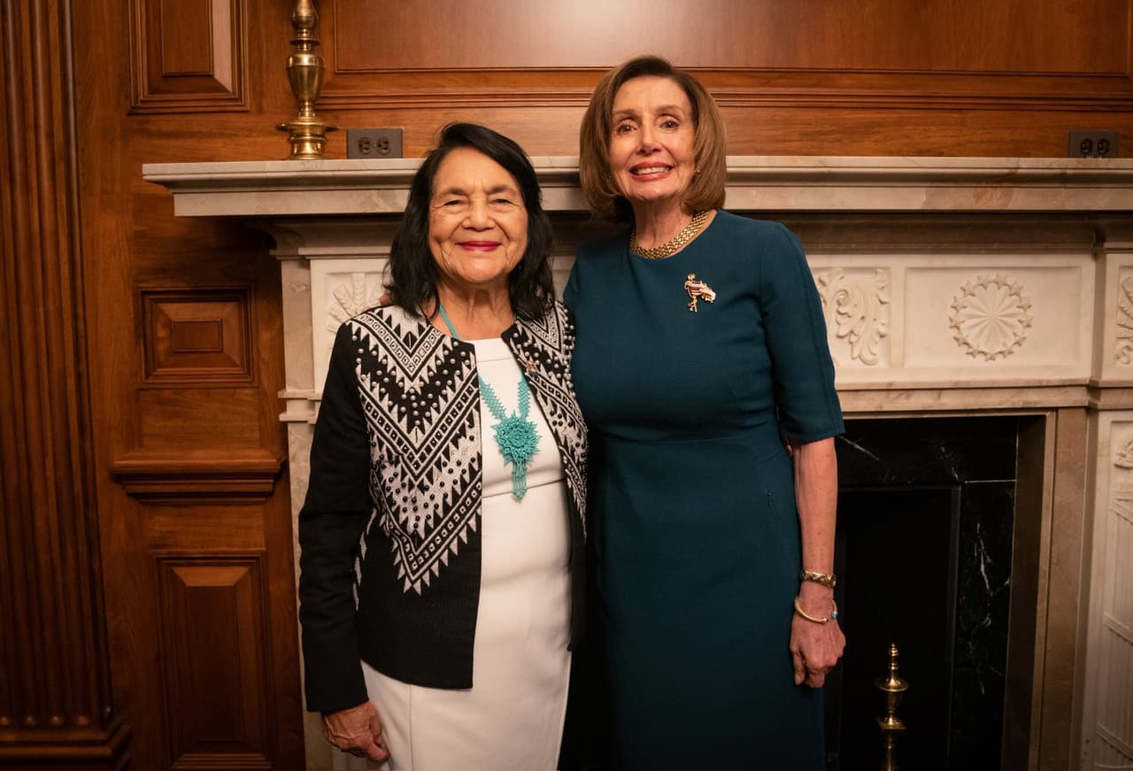 <b>Nancy Pelosi, representante de California, despidió a la activista con estas palabras: </b>“Hoy, entristecidos, lamentamos la pérdida de Dolores Huerta, una líder en el movimiento obrero estadounidense y una defensora de los derechos civiles. Fue una querida amiga cuyo grito de guerra, “Sí se puede”, inspiró a generaciones de estadounidenses a creer en el poder de la acción colectiva”.