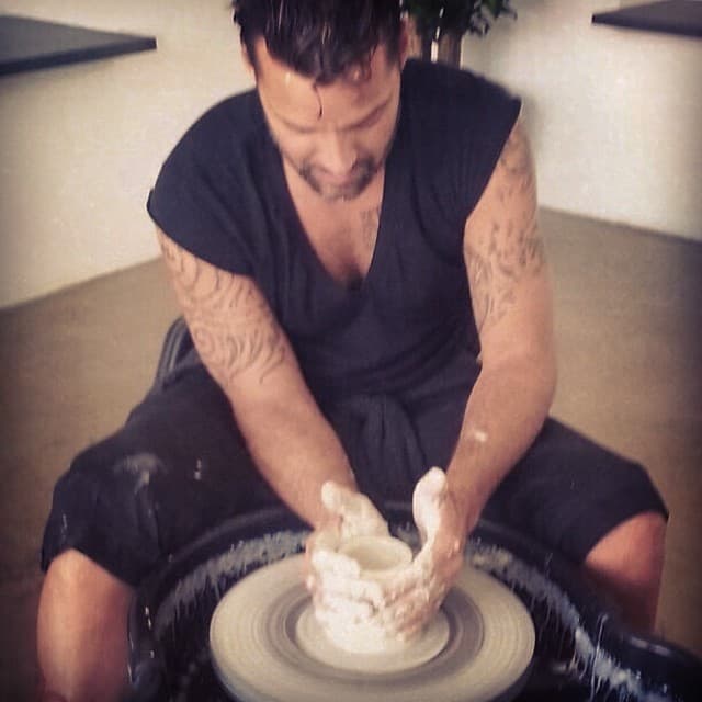 Imagínatelo como en la escena romántica de 'Ghost'.