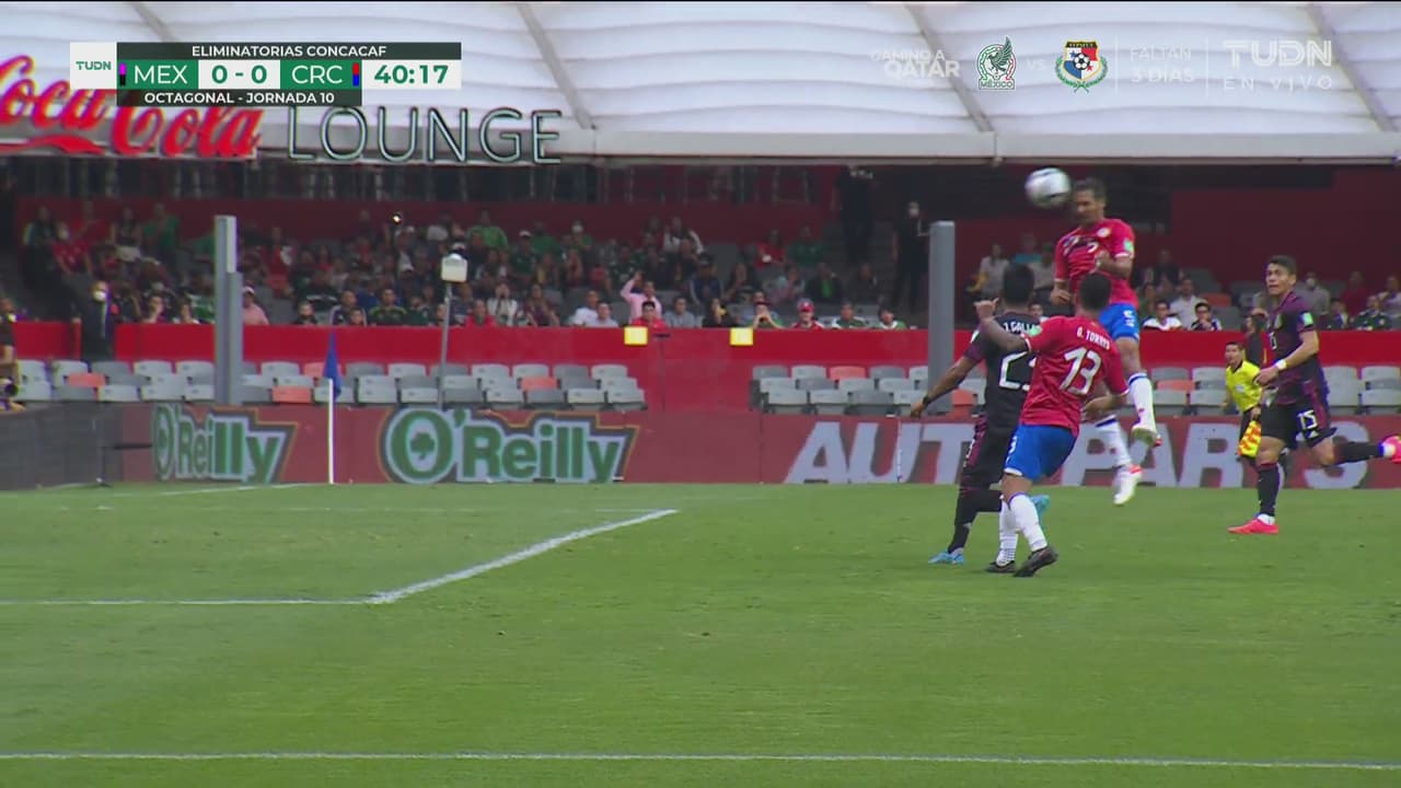 ¡La que deja ir Celso Borges! Estaba solo para clavarle el gol a Ochoa