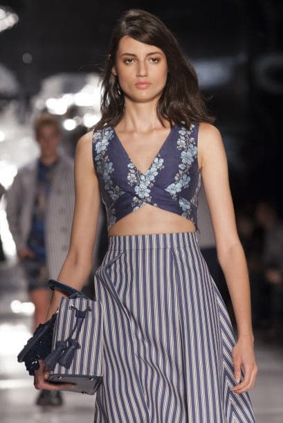 Atrévete a combinar las flores con otros estampados.