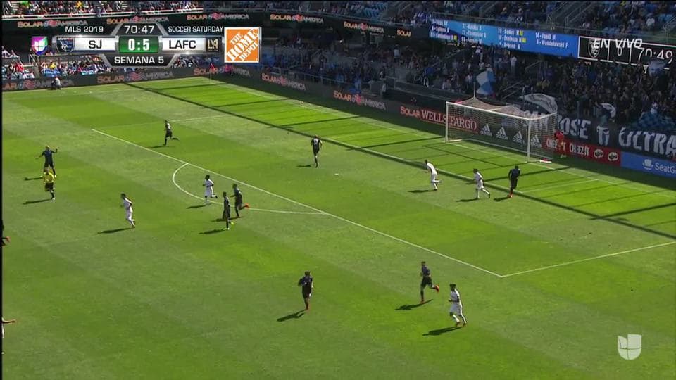 Tiro desviado de Carlos Vela