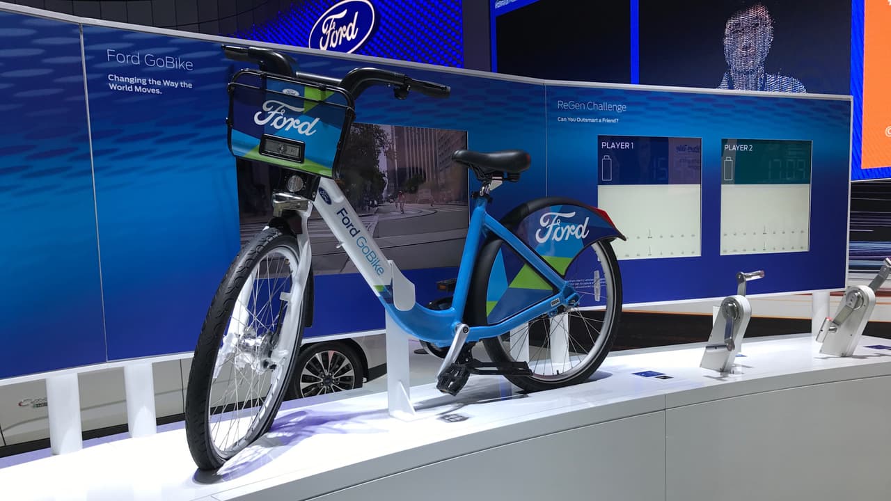 <b>Ford GoBike</b> es un servicio de bicicletas de alquiler para ciudad implementado por el fabricante en la ciudad de San Francisco en su esfuerzo por transformarse en una compañía de movilidad más allá del automóvil. Los 'millennials' que alquilen una Ford GoBike hoy quizás estén más inclinados a adquirir un 
<b>Ford Mustang</b> mañana.