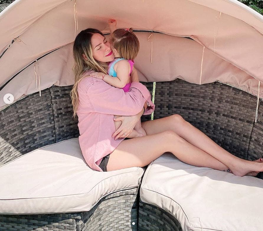 Mientras tanto, su esposa contó que se siente "bien" y ha tenido "un poquito de nauseas". 
<br>