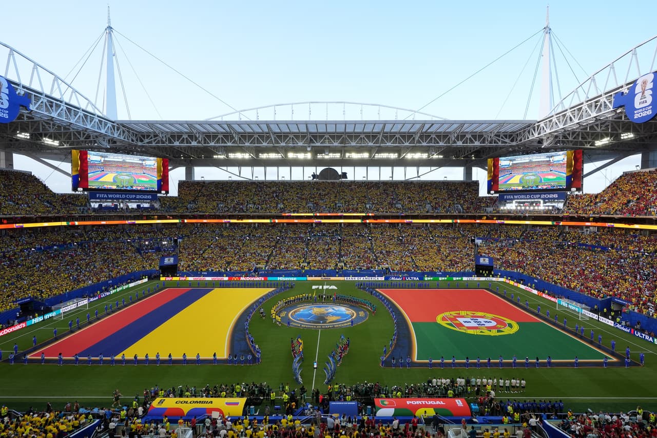 Vista general de la sede deportiva de Miami con las banderas de Portugal y Colombia.