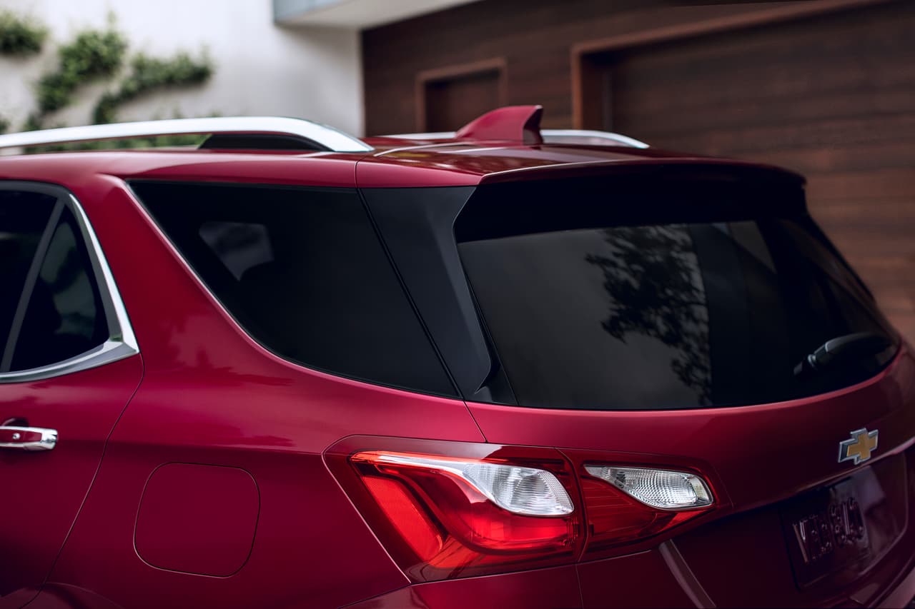 En diseño de las ventanas laterales traseras es uno de las pocas claves visuales que enlazan a la Chevrolet Equinox 2018 cn el vehículo que reemplaza.