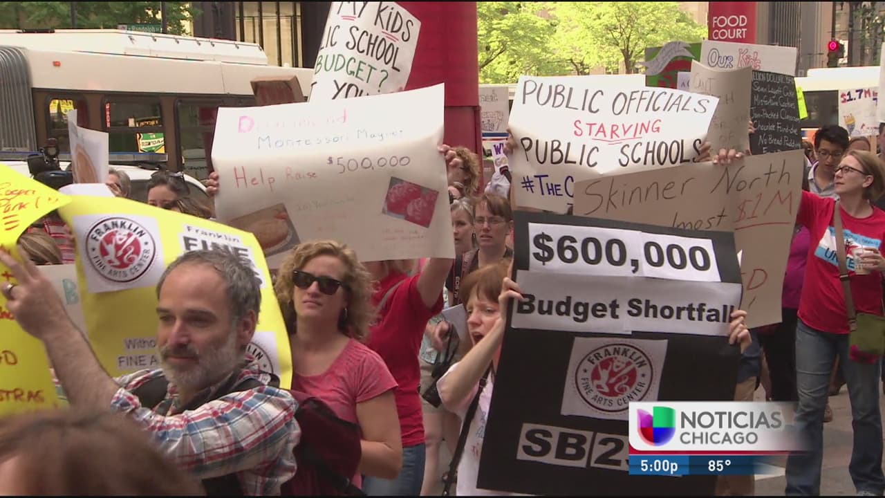 Maestros de CPS protestan por recortes, en algunas escuelas serían de hasta 40%
