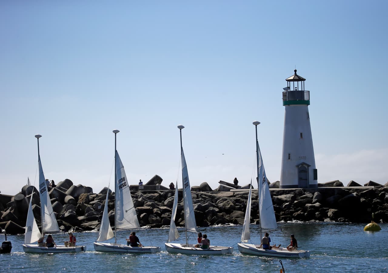 <b>Santa Cruz.</b> El condado de Santa Cruz, al sur del Área de la Bahía, forma parte de la famosa Bahía de Monterey. Sus residentes deben ganar $46.90 por hora para rentar un apartamento de dos habitaciones a precio de mercado.
<br>