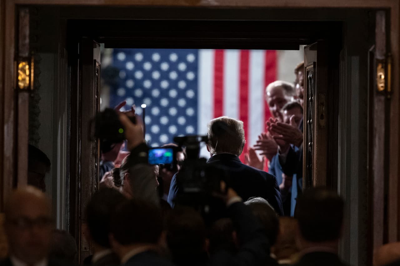 Así fue la entrada del presidente Donald Trump a la sala donde dio su tercer discurso del Estado de la Unión. Entró justo después de los miembros de su gabinete.