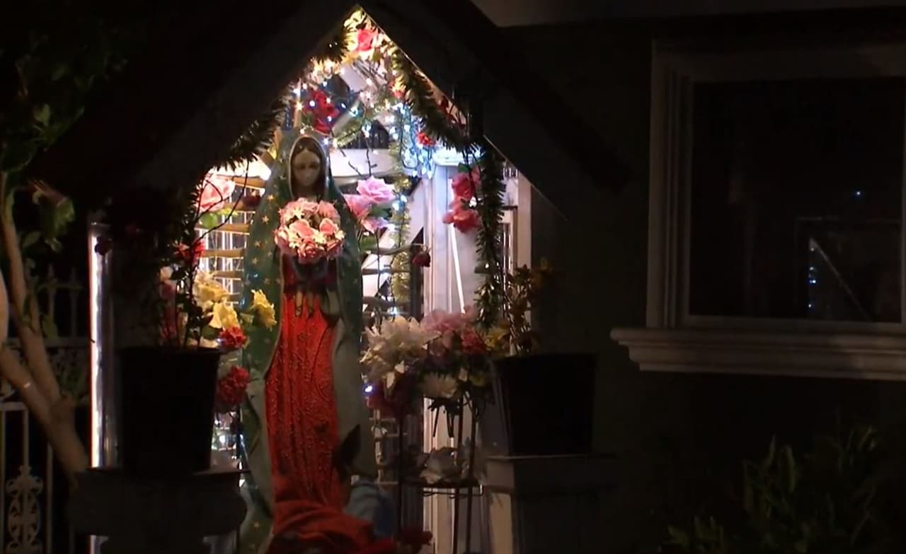 Sólo un altar a la Virgen de Guadalupe estuvo siempre encendido en el patio frontal de la casa.