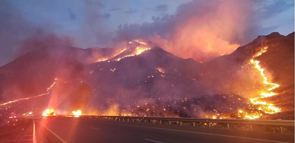 Un incendio provocado por humanos consumió hierba y maleza cerca de la autopista 15, en el límite entre Utah y Arizona.
