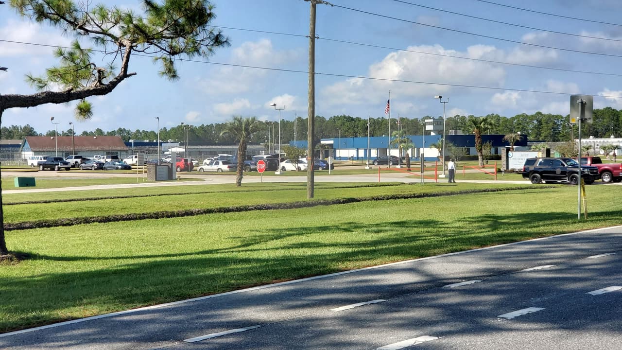 DeSantis destacó la relativa facilidad y economía de construir la instalación en una prisión preexistente, estimando el costo total en 6 millones de dólares.
<br>