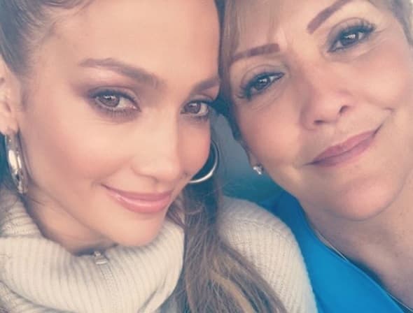 No falta una con
<b><a href="https://www.univision.com/entretenimiento/asi-se-mueve-la-madre-de-jennifer-lopez-on-the-floor-y-otros-exitos">su mamá, Guadalupe Rodríguez</a></b>.