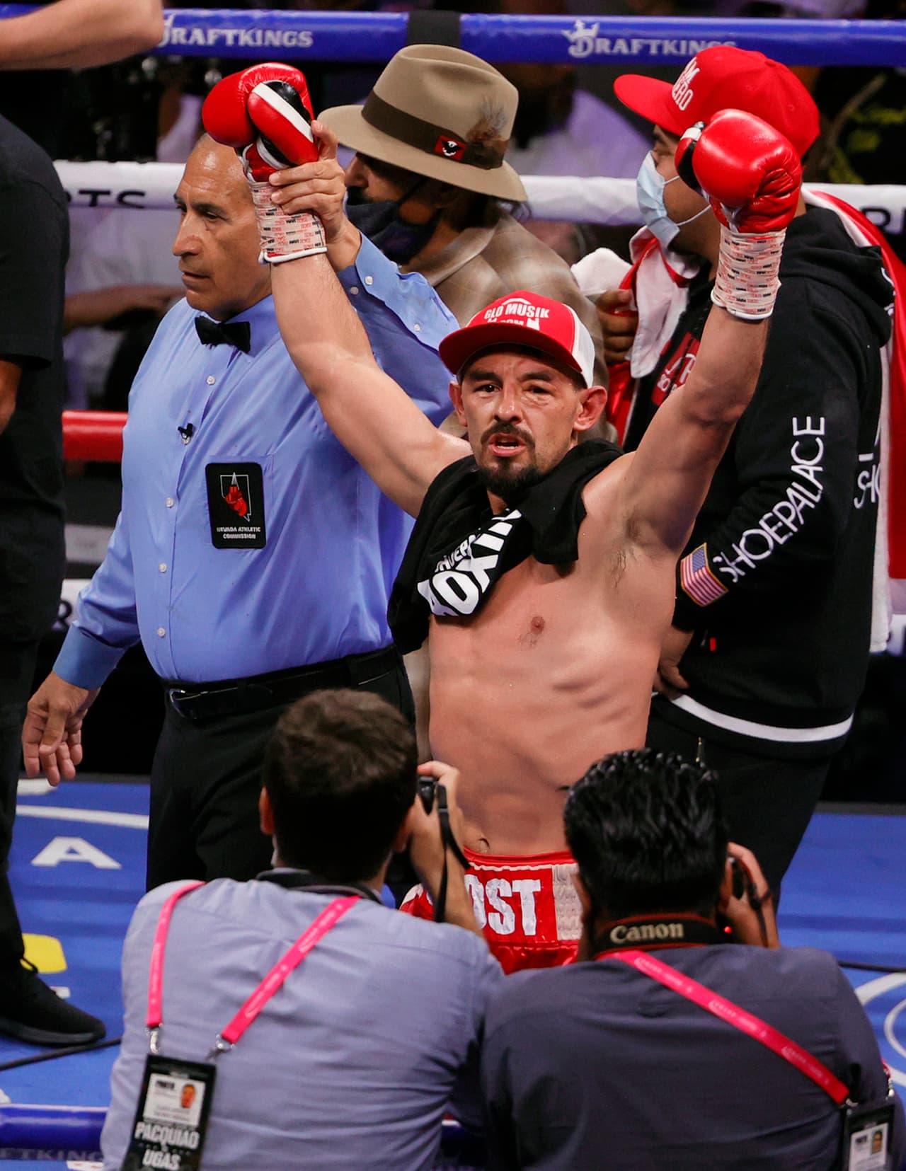 En duelo de veteranos, Robert Guerrero superó por decisión unánime a Victor Ortiz en pleito a 10 rounds en peso wélter para dar paso a la contienda estelar.