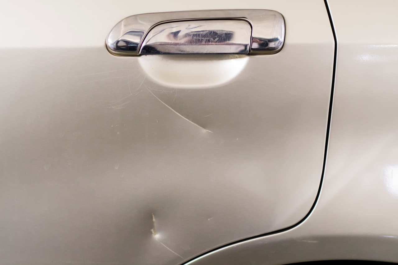 <b>Rayar o abollar la carrocería. </b>Hasta el detalle más pequeño puede llamar la atención y cualquier rasguño, abolladura o grieta juega en contra del dueño. Lo mejor es llevar el auto al taller para darle solución y tratar de recuperar ese desembolso de dinero a través de la venta final. En el peor de los casos, si no recuperas lo invertido, al menos habrá sido más fácil venderlo, pues un auto en condiciones impecables atrae mucho más que uno con golpes.