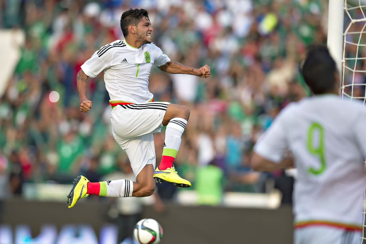 Ha jugado 25 partidos y marcado seis goles con la selección mexicana en la categoría mayor hasta el momento.