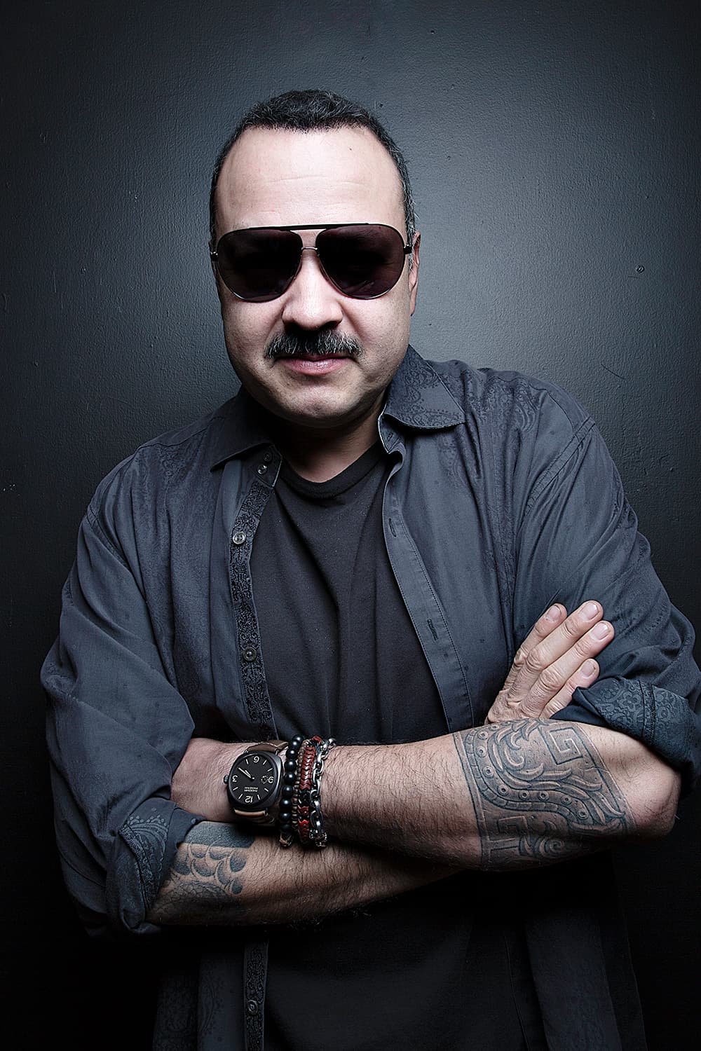 Pepe Aguilar es uno de los cantantes que más provoca suspuros entre algunas mujeres y esa altura lo tiene en esta lista, ya que son muchas las que los prefieren "grandotes".